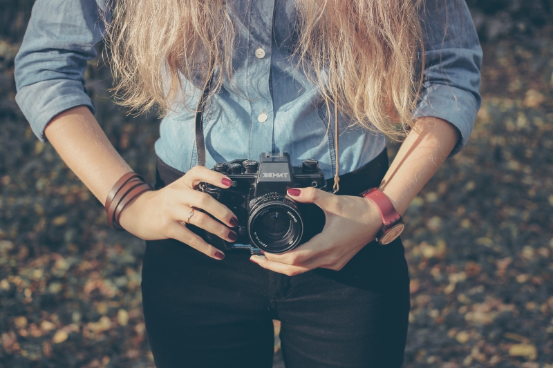 photographe-ST TROPEZ-min_hand-person-girl-woman-camera-photography-614-pxhere.com