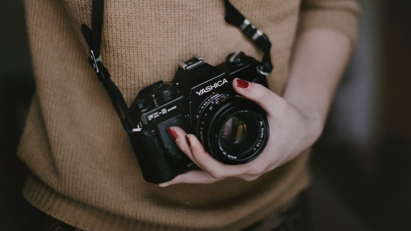 photographe-ST TROPEZ-min_woman-camera-photography-photographer-slr-dslr-319-pxhere.com